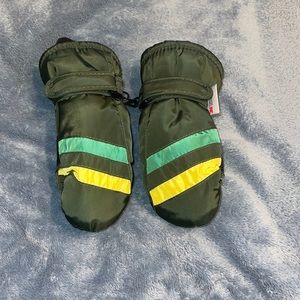 Kids mitts stay warm